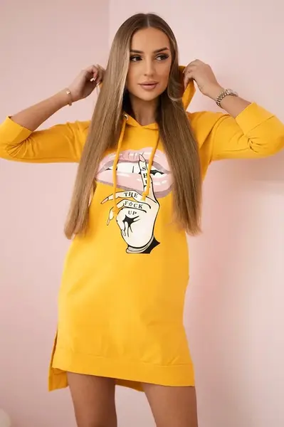 Šaty s delším zadním dílem a barevným potiskem hořčice