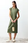 Trendyol Khaki Jednoduché Tričkové Šaty 100% Bavlna Měsíční Rukáv Volný Střih Midi Šaty