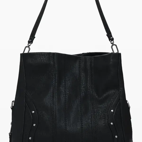 Čierna kabelka s nitmi