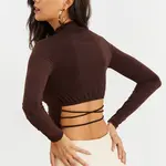 Chladné a sexy dámské hnědé crop top s otevřeným pasem IC115