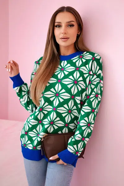 Sweater with a geometric motif in green color
