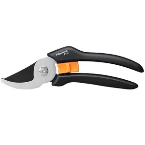 DVOUČEPELOVÉ ZAHRADNÍ NŮŽKY SOLID P121 FISKARS