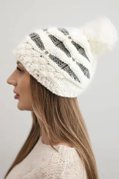 Kesi Dámska zimná pletená čiapka s pompomom a vrkočovým vzorom K466 ecru