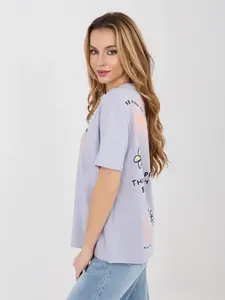 Světle fialové tričko s tropickým motivem