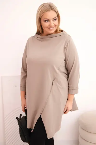 Plus size asymetrická blúzka s vyhrnutými rukávmi