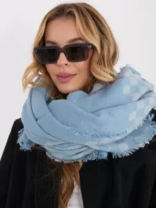 Světle modrá šála s kostkovaným vzorem