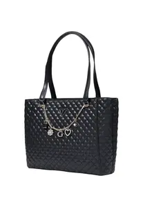 Čierna kabelka Guess s ozdobným príveskom