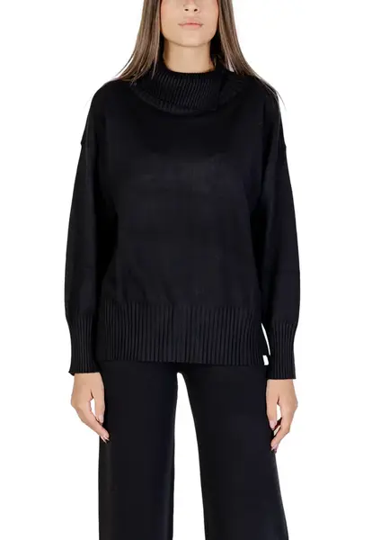 Čierny rolákový sveter