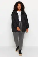 Trendyol Curve Black Wide Fit vodoodpudivý kabát s kapucňou