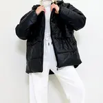 Trend Alaçatı Stili Dámské Lesklé Černé Kapuce Fleto Pocket Puffer Módní Oversize Down Coat