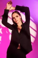 Košile s ozdobnými peříčky na rukávech