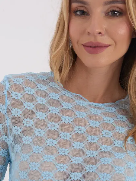 Světle modrá krajková halenka
