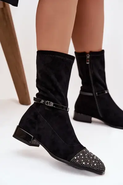 Dámské kotníkové boty na nízkém podpatku s ozdobou a páskem D&A