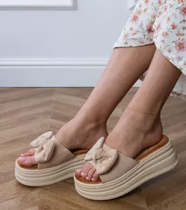 Gemre Brown platform flip-flops with a bow Ados