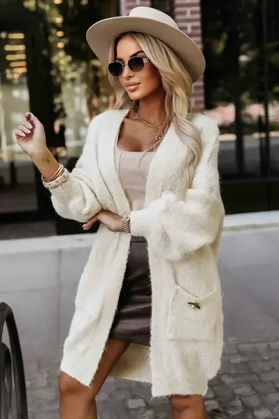 628-1 Fashionable oversized cardigan with a decorative brooch and practical pockets - beige