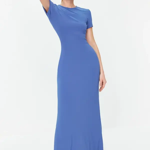 Trendyol modré šaty s krátkým rukávem, přiléhavé, s kulatým výstřihem, elastické, pletené, maxi délky a tužkovým střihem.