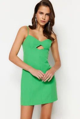 Trendyol zelené lemované elegantní večerní šaty s tkaným oknem / výřezem detailu