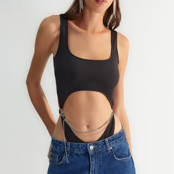 Trendyol X Zeynep Tosun čierne telo s vysokým pásom a detailmi reťaze