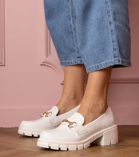 Gemre Biele poltopánky na nízkom podpätku so zlatou ozdobou Marela