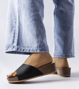 D/CEO Beżowe klapki z łańcuchem Levy