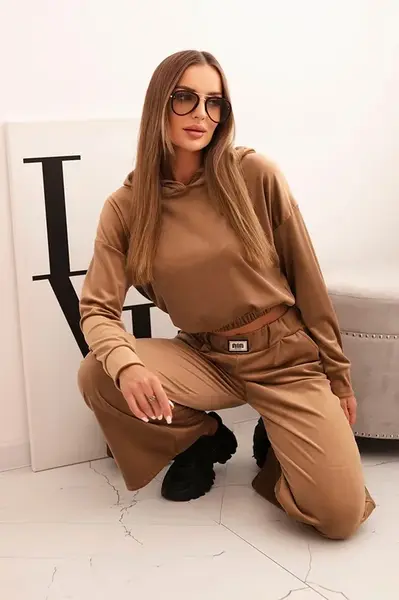 Kesi Włoski Dámsky súprava z velúru so širokými nohavicami a mikinou s kapucňou camelový