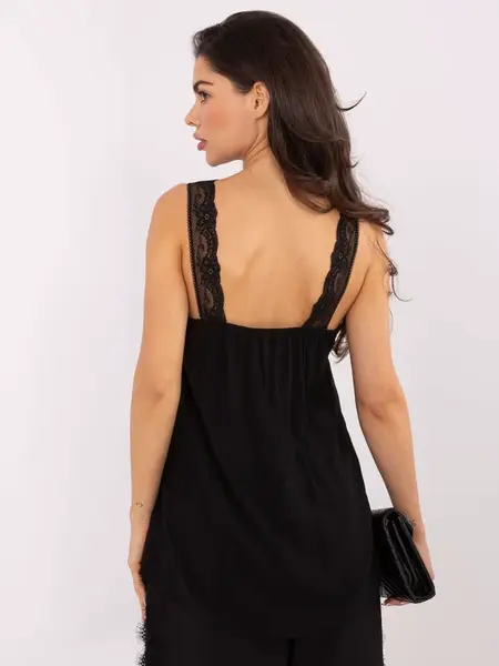 Černý top s krajkou na ramínka