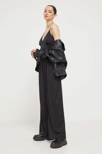 Overal Abercrombie & Fitch černá barva, s výstřihem do v