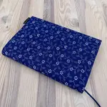 Obal na knihu Bílé kytičky na modré